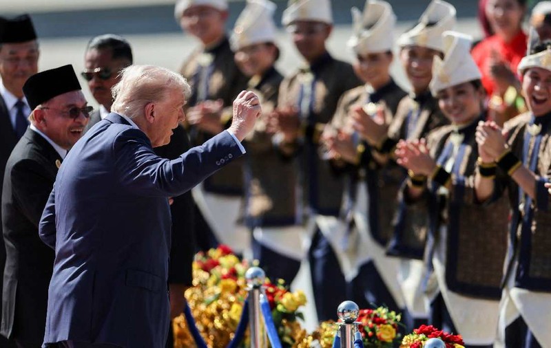 Moment inedit cu Donald Trump la Kuala Lumpur: președintele dansează pe ritmuri tradiționale în aplauzele mulțimii
