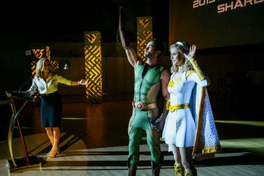Produsele sunt prezentate pe scenă / Foto: Amazon Prime Video