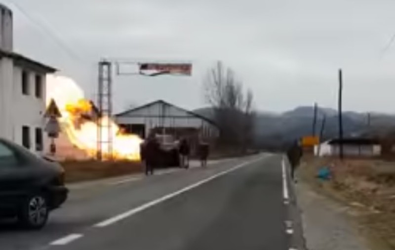 VIDEO / Scene impresionante pe o șosea din Alba! Doi copii și doi adulți au fost scoși de martori din mașina cuprinsă de flăcări