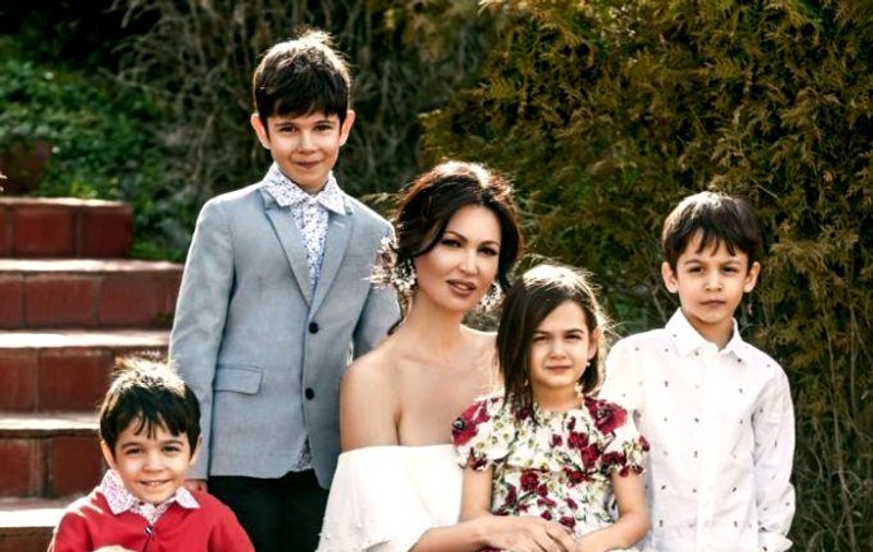 Nicoleta Luciu, surprinsă alături de cei patru copii. Fiul cel mare a depășit-o la înălțime pe mama lui