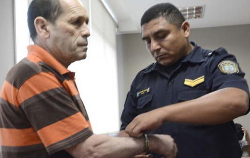 Un bărbat și-a violat fiica timp de 22 de ani și a făcut opt copii cu ea