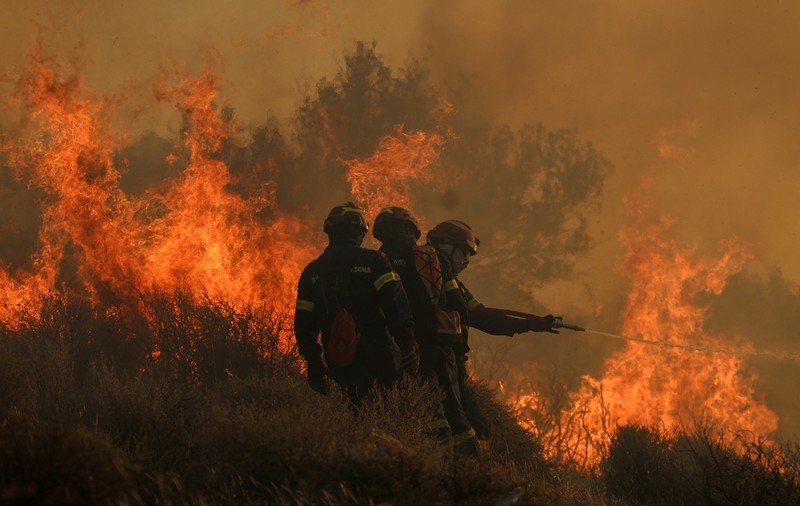 Pompierii din Grecia sunt aproape de a stinge incendiile din Creta, dar o altă insulă a luat foc