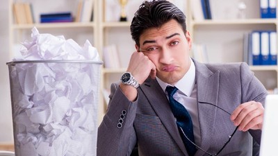 om-de-afaceri-birou-cos-de-gunoi-hartii-cv