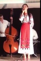 Cum arăta Beyonce de România în urmă cu 5 ani: brunetă, cânta muzică populară