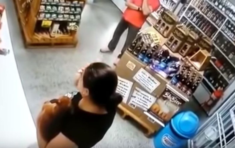 O femeie l-a împușcat pe hoțul care a vrut să-i fure din magazin