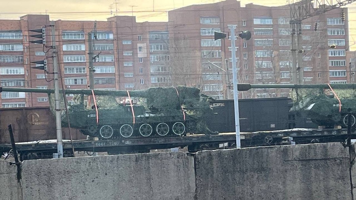 Tunuri autopropulsate Koksan din Coreea de Nord aduse în Rusia. Foto: Telegram / Rybar