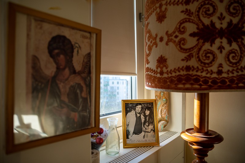Pe pervazul camerei Gabrielei este o ramă cu o fotografie cu ea împreună cu soțul său, René Cockelberghs. Fotografia este făcută de Lütfi Özkök, cu care Gabriela a fost și prietenă