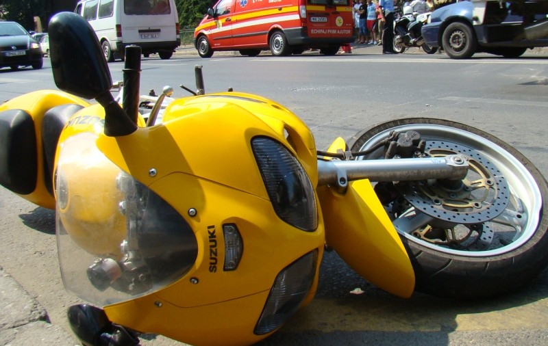 Un orădean a murit după ce a intrat cu motocicleta în spatele unei maşini 