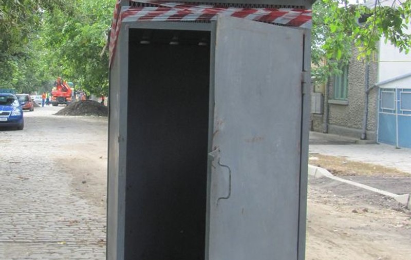 Muncitorii unui şantier din Galaţi şi-au pus WC-ul în mijlocul străzii