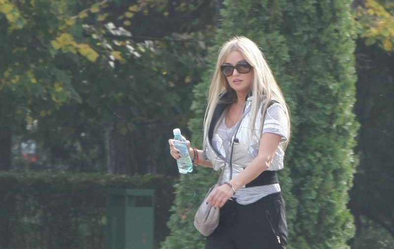 EXCLUSIV! UITE CUM A IEŞIT TANIA BUDI LA PLIMBARE ÎN PARC ŞI CE FACE! | FOTO