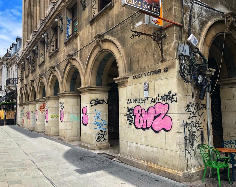 Blocul Rosenthal de pe Calea Victoriei intră în reparații. Fostul sediu al Băncii de Comerț Exterior, lăsat în paragină în ultimii 20 de ani / FOTO