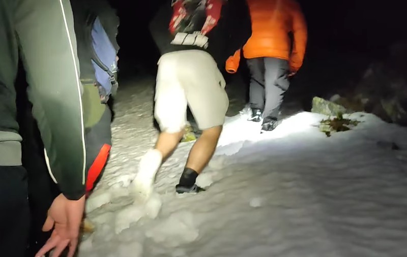 Patru tineri au plecat pe munte în pantaloni scurți și adidași. Au fost găsiți „ușor hipotermici și epuizați”