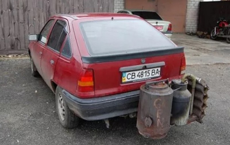 Și-au făcut mașinile să funcționeze pe lemne