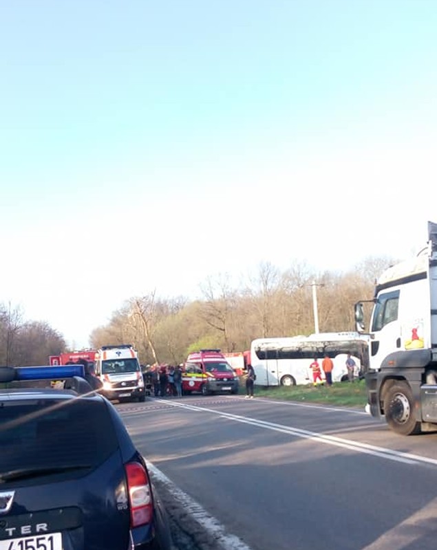 UPDATE/ Accident grav în Teleorman, pe DN6. O persoană a murit, alte 9 au ajuns la spital (FOTO)