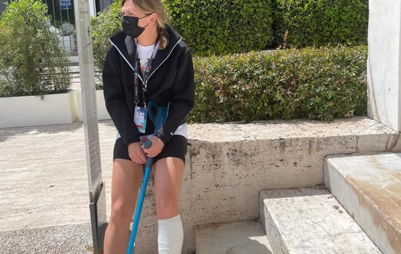 Diagnostic confirmat: Simona Halep are ruptură musculară. Sportiva se deplasează cu o cârjă