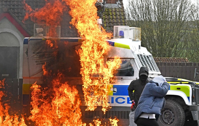 Violențe în Irlanda de Nord, cu o zi înainte de vizita lui Joe Biden. O mașină a poliției a fost atacată cu cocktailuri Molotov