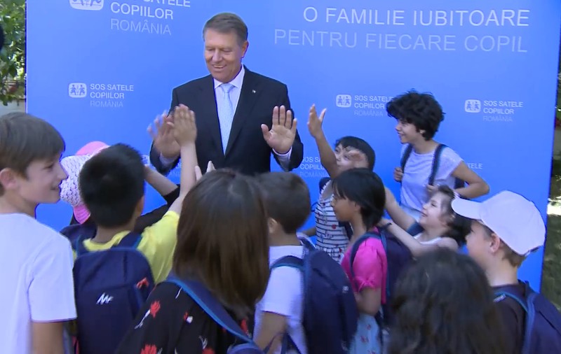 VIDEO/ O zi printre copii. Klaus Iohannis, în vizită la Asociatia SOS Satele Copiilor. A bătut palma cu micuţii şi s-a jucat cu ei