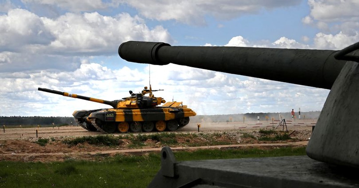 Rusia a început cele mai mari exerciţii militare din istorie. Imagine cu două tancuri
