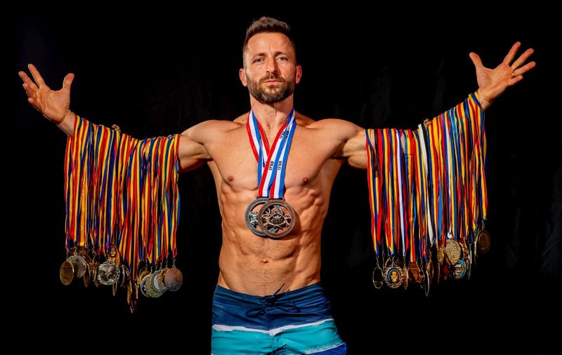 Cât de mult ajută la slăbit mersul la sala de fitness și suplimentele alimentare. Sfaturile lui Răzvan Șindelaru, campion la culturism