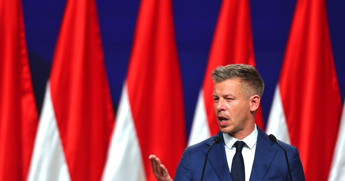 Peter Magyar, liderul Partidului Tisza din Ungaria, vorbește la o conferință de presă la Budapesta, Ungaria, pe 13 aprilie 2026