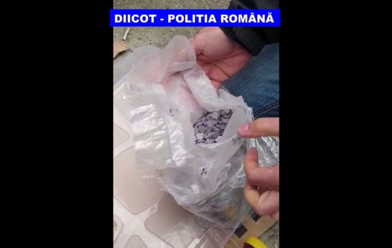 Doi traficanți de droguri din București au fost prinși când ridicau un colet cu stupefiante de la o firmă de curierat! Pachetul valora 100.000 de euro!