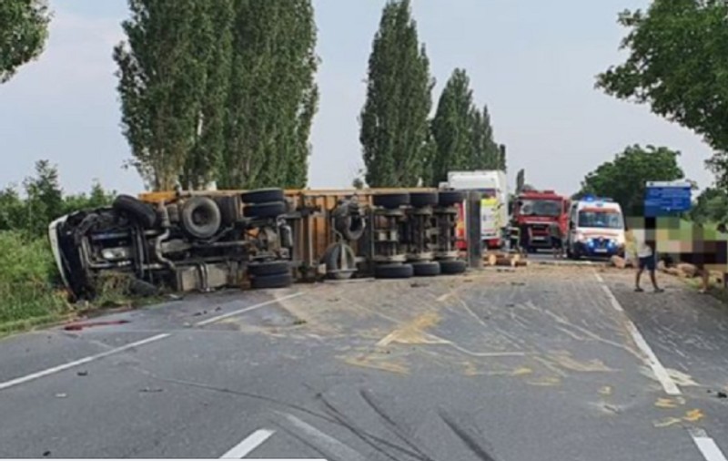 Trafic blocat pe DN1A Ploiești-București, după ce un camion s-a răsturnat la Crevedia, în Dâmbovița