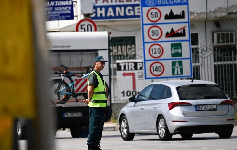 Șoferii români riscă să rămână fără mașină în Bulgaria, dacă sunt amendați și nu plătesc pe loc. Polițiștii bulgari au POS la ei
