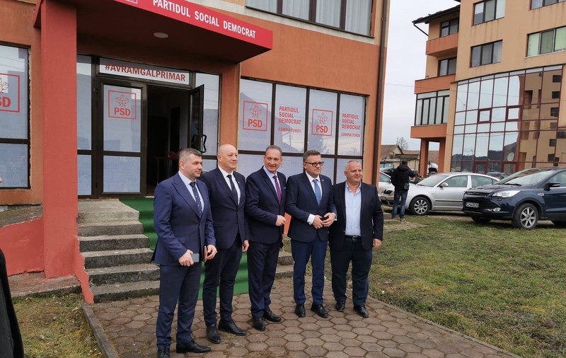 Ministrul Budăi a sărbătorit Ziua Femeii la Câmpia Turzii printr-o conferință fără nicio colegă. Șeful de filială: „Doamnele sunt la coafor, pentru evenimentul de după”