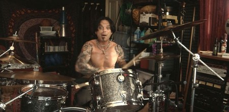 Sebastian Stan joacă rolul toboșarului Tommy Lee. Foto: Profimedia Images