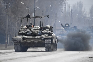 Vehicule militare rusești se deplasează de-a lungul unui drum de lângă granița cu Ucraina, în Crimeea, 27 februarie 2022. Foto: Profimedia