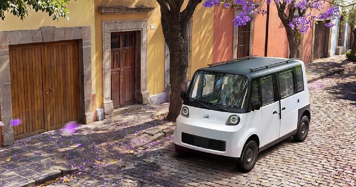 Masina mica elctrica alba intr-un peisaj din Mexic