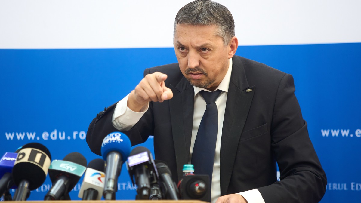 Fostul ministru al educației Daniel David dă declarații de la un pupitru