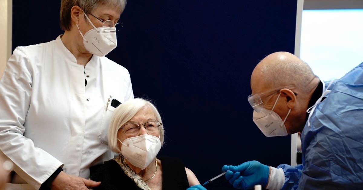 Vaccinare anti-COVID (foto EPA)