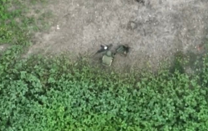 VIDEO | Un soldat rus care-și făcea nevoile a fost lovit de o grenadă lansată de ucraineni dintr-o dronă