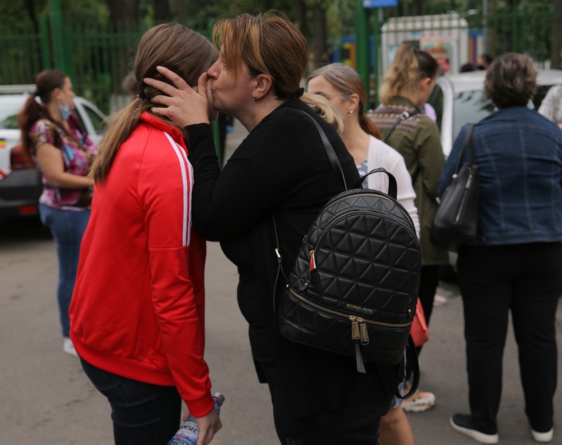 Evaluarea Națională | „Singurul lucru bun la pandemie a fost că ne-a dat mai mult timp să învățăm”. Emoții și tunele de dezinfectare la intrarea la examen