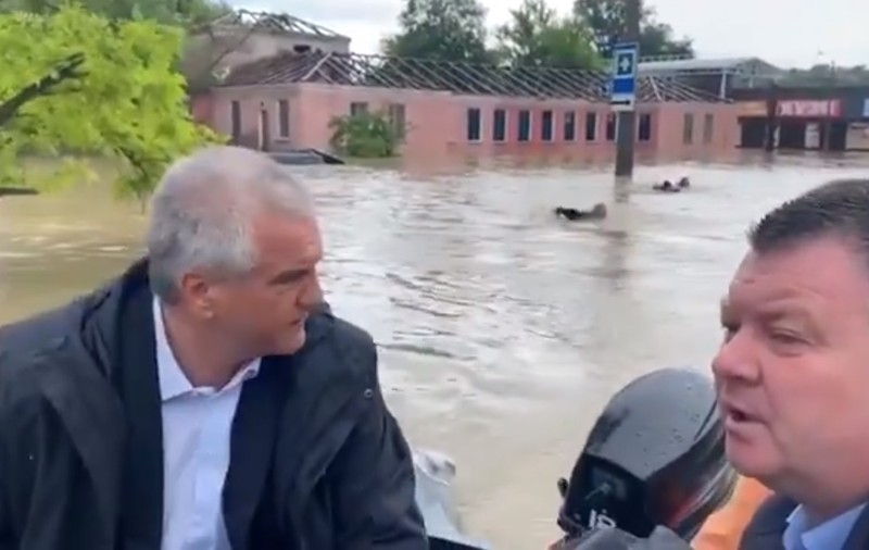 Imagini inedite din Crimeea inundată: liderii ruși - în barcă, salvatorii - înot, după ei