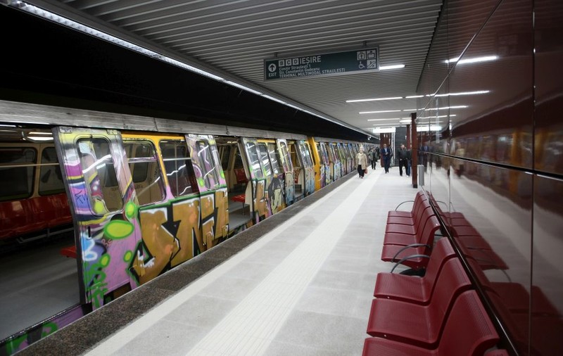 UPDATE/ Incident grav la stația de metrou 1 Mai. O bucată de plafon a căzut și a fost proiectată pe peron