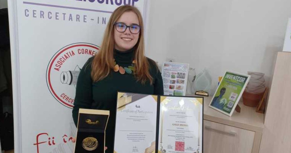 Ana-Maria Iordache, o elevă de 18 ani din Deva, a fost premiată cu medalie de aur la Salonul internațional de inventică KIDE din Taiwan și ține în mână mai multe diplome, 2026