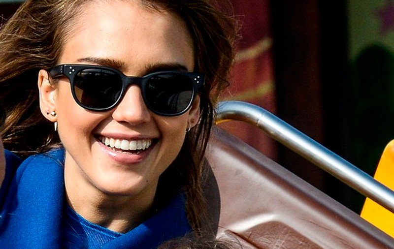 Fetiţa ÎN LACRIMI, iar mama CU ZÂMBETUL PÂNĂ LA URECHI! Vezi CUM a fost surprinsă actriţa Jessica Alba! FOTO