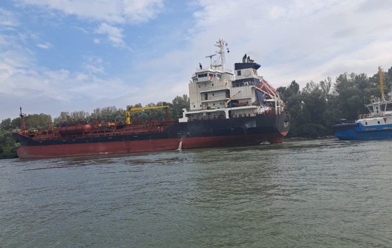Navă eșuată pe malul drept al canalului Sulina. Autoritatea Navală Română: „Șenalul navigabil este destul de lat”