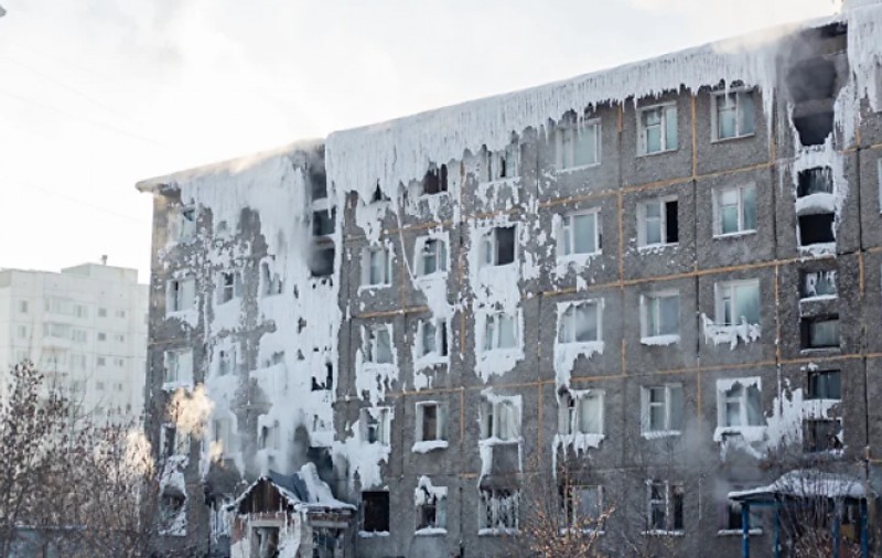 Mai multe familii locuiesc într-un bloc înghețat în Siberia. De ce clădirea nu este branșată la utilități