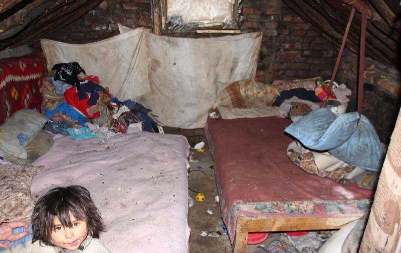 VIDEO REPORTAJ: O familie din Dolj supraviețuiește într-un bordei: “Am născut pe întuneric, aș vrea să-mi scot copiii la lumină”