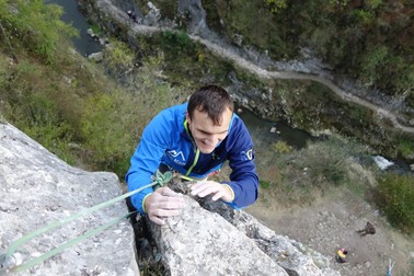 Alex Benchea, în timp ce urca pe un perete muntos / sursă foto: Facebook