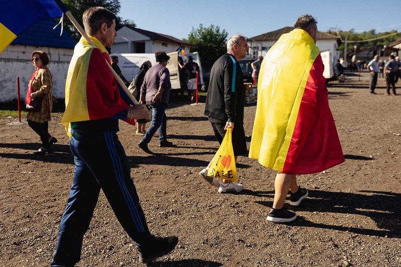 Oamenii au venit cu steaguri să îl întâmpine pe Călin Georgescu. Sursa foto: Eli Driu