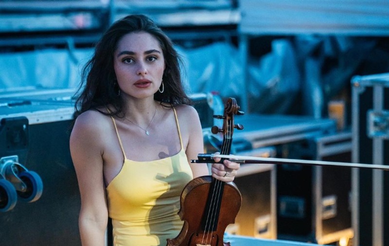 O violonistă din Franța, criticată pentru pozele în costum de baie de pe Instagram: „Muzica clasică este și pentru tineri”