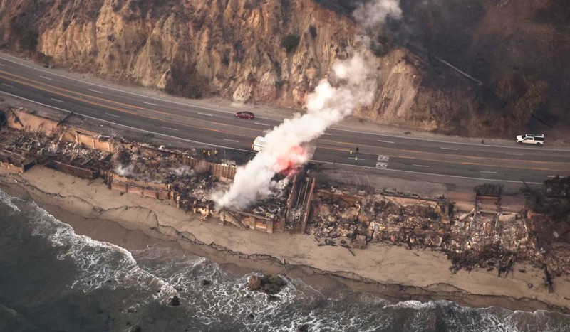Proprietăți de pe Pacific Coast Highway, în Malibu, distruse de incendiul Palisades din 2025, unde se află terenul de coastă pe care Mark Attanasio s-a angajat să îl cumpere pentru a fi destinat publicului. Sursă foto: Getty Images