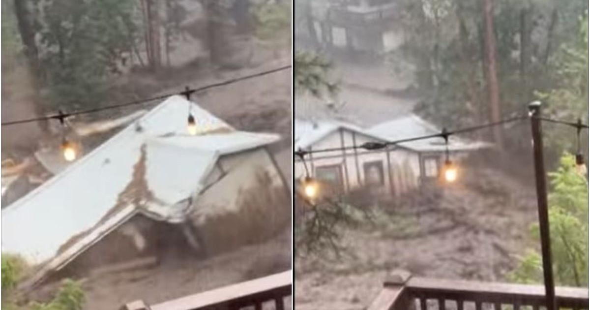 O casă albă este luată de ape și purtată de râu, în inundațiile devastatoare din Texas, 8 iulie 2025
