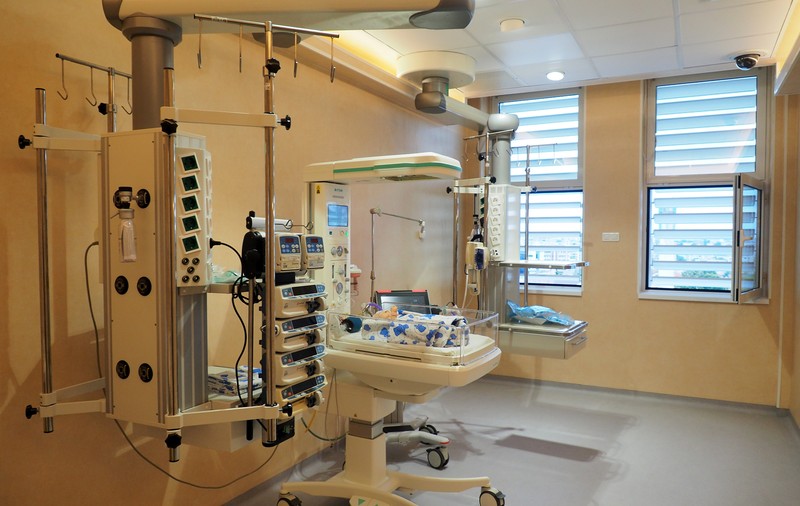 Un licăr de speranță într-un spital din Constanța măcinat de corupție, mizerie și infecții. O secție pentru nou-născuți a fost construită de la zero de două ONG-uri și mii de donatori