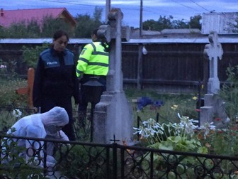 Bărbatul găsit mort în cimitir nu avea mai mult de 40-50 de ani | FOTO: tvmneamt.ro