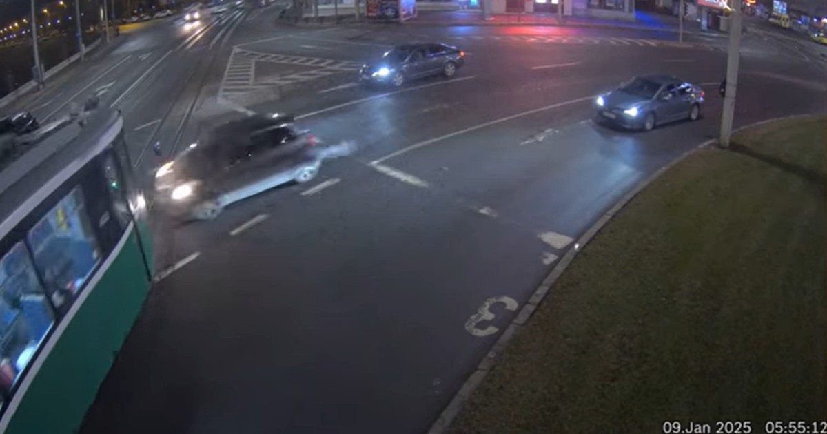 Momentul în care mașina intră în plin într-un tramvai, în Iași.